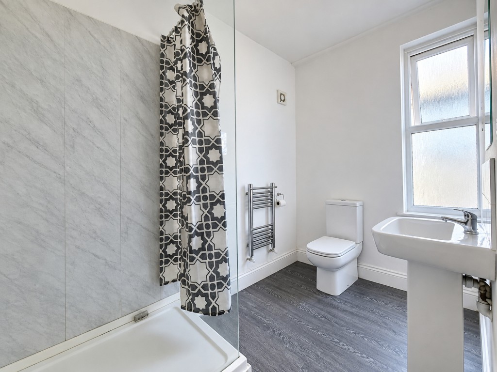 Lot: 104 - TWO FREEHOLD HMO PROPERTIES CLOSE TO DEVONPORT DOCKYARD - Shower Room